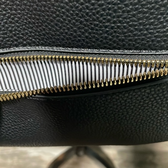 NWOT Small crossbody pebbled leather, front zippered pocket, fringed zipper pull - Picture 4 of 10